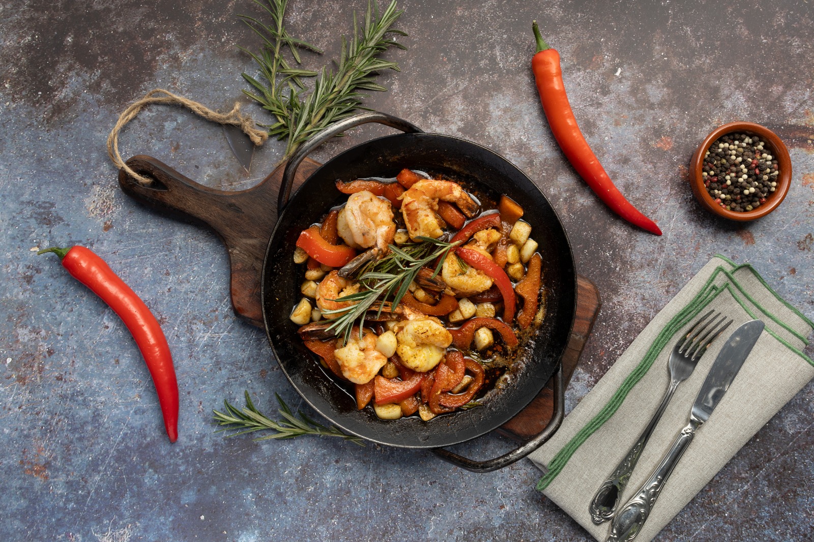 Garnellenpfanne mit Paprika und Rosmarin