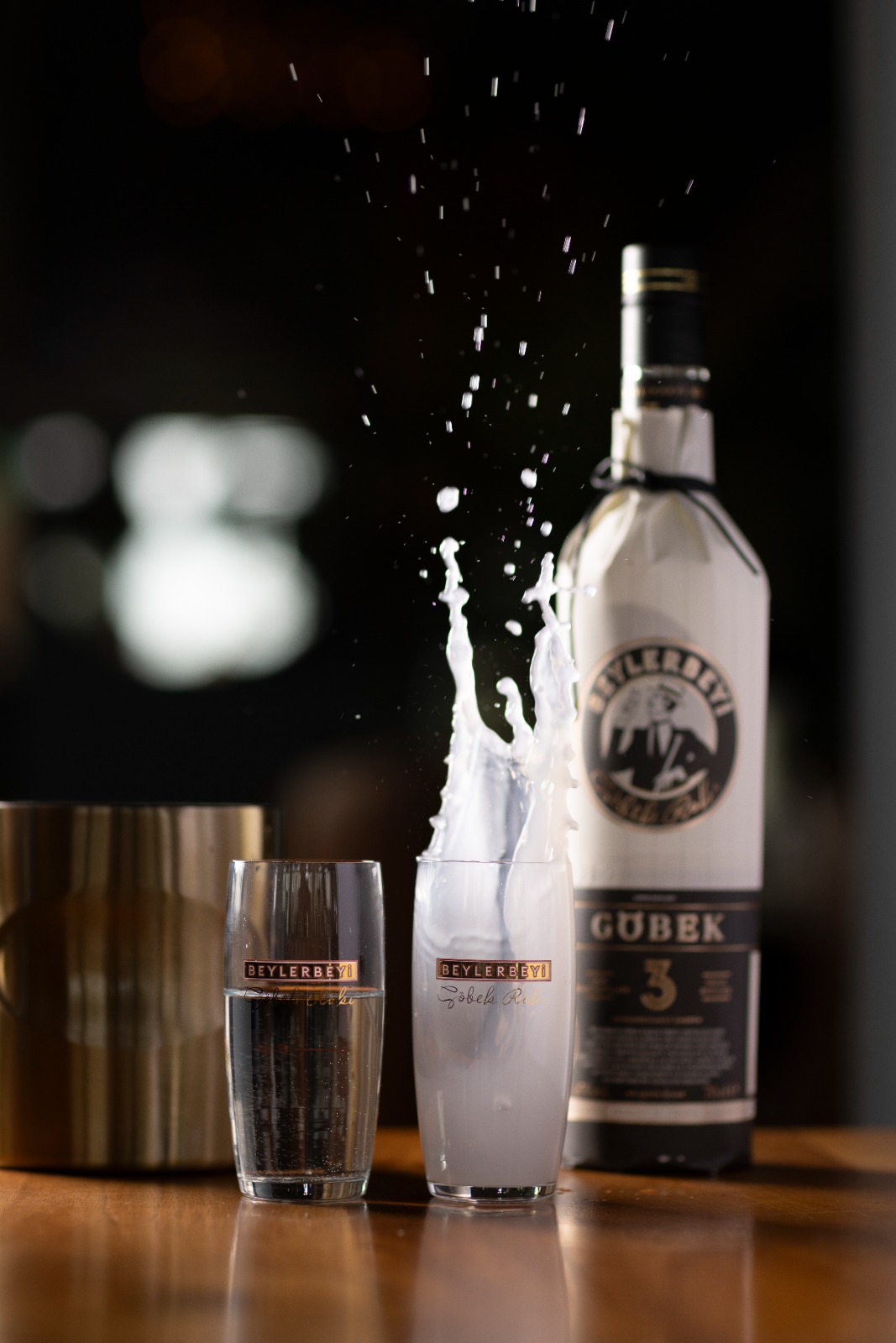 Rakı mit Wasser in Gläsern serviert