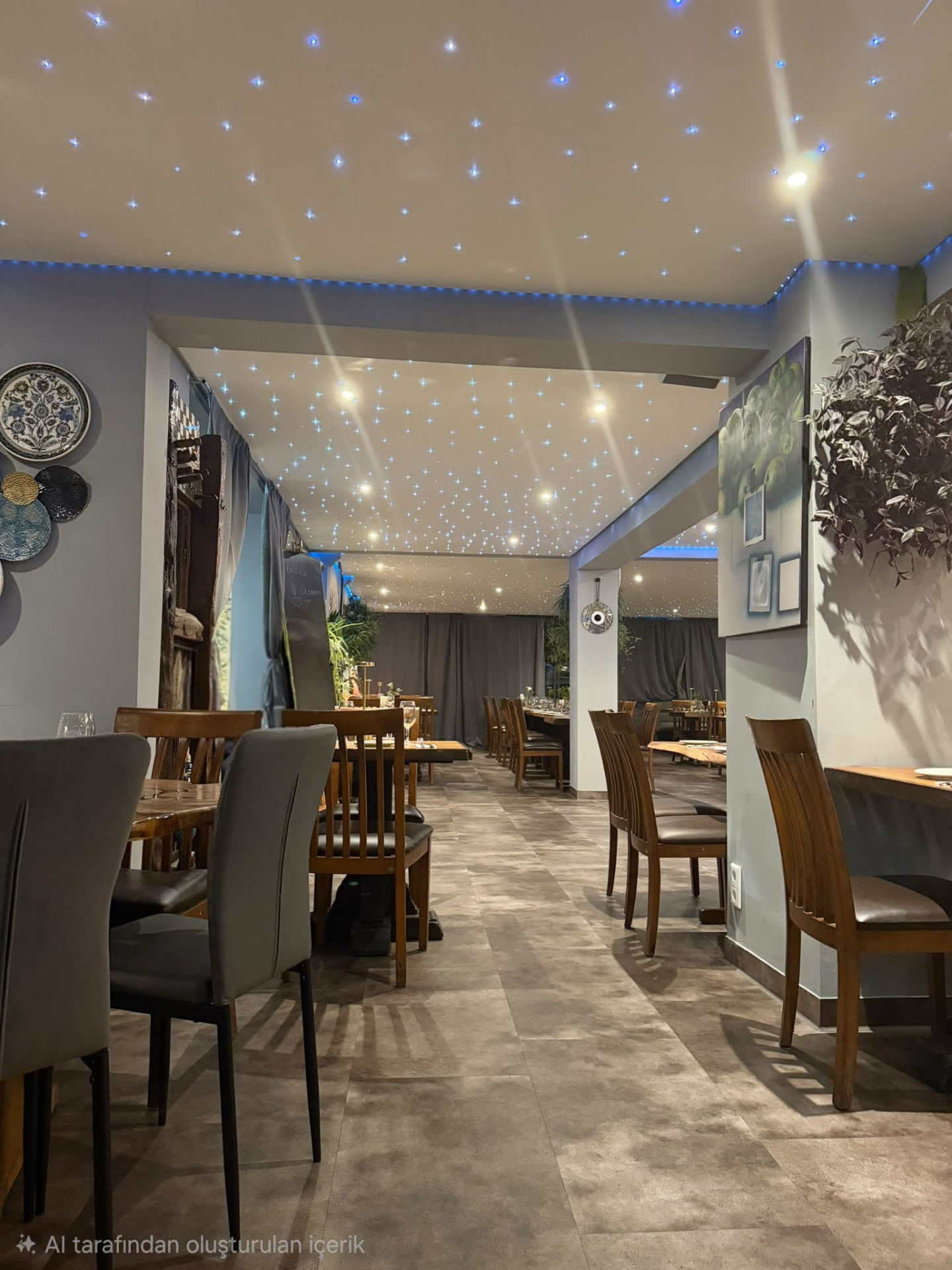 Blick durch den Gastraum des Trüffel Fine Dining mit Sternenhimmel-Decke